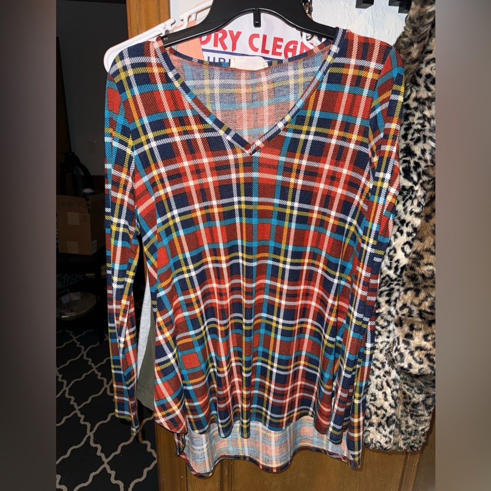 PEACH LOVE CALIFORNIA EUC plaid long sleeve tunic /high/low top size small